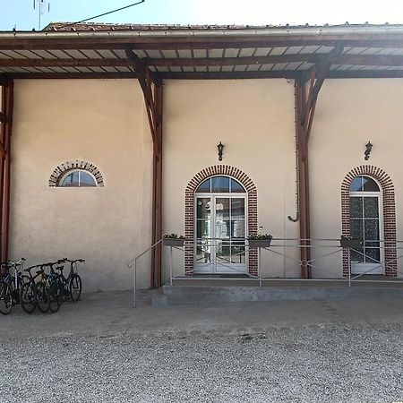 Chambre D'Hotes Le Domaine Des Hirondelles Champcenest Exterior photo