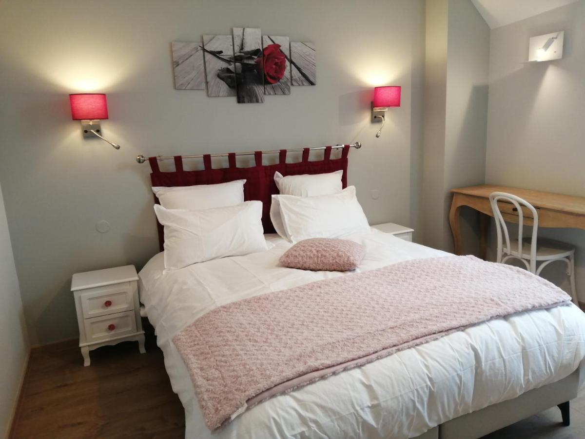 Chambre D'Hotes Le Domaine Des Hirondelles Champcenest Exterior photo