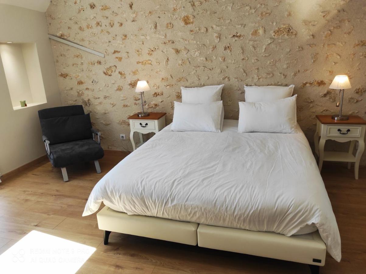 Chambre D'Hotes Le Domaine Des Hirondelles Champcenest Exterior photo