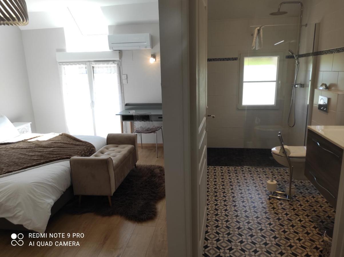 Chambre D'Hotes Le Domaine Des Hirondelles Champcenest Room photo