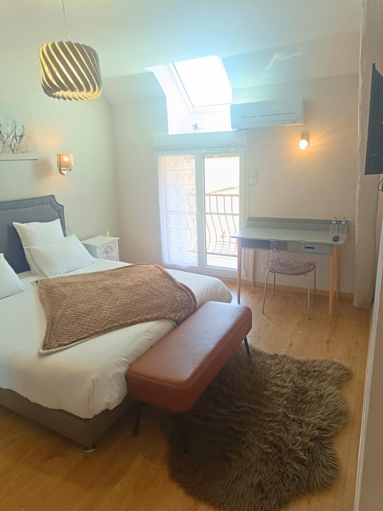 Chambre D'Hotes Le Domaine Des Hirondelles Champcenest Exterior photo